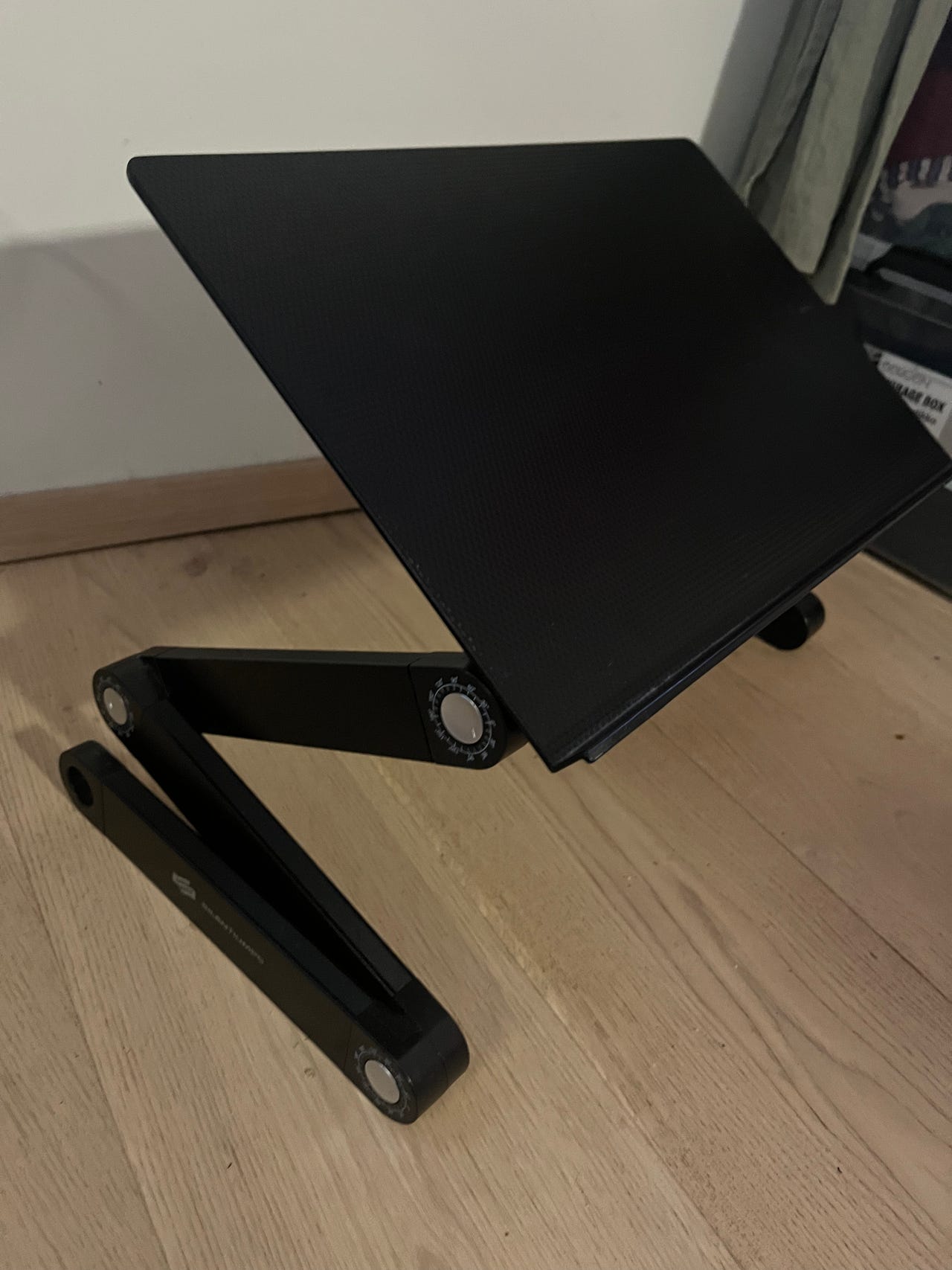SilentiumPC säädettävä kannettavan tietokoneen teline