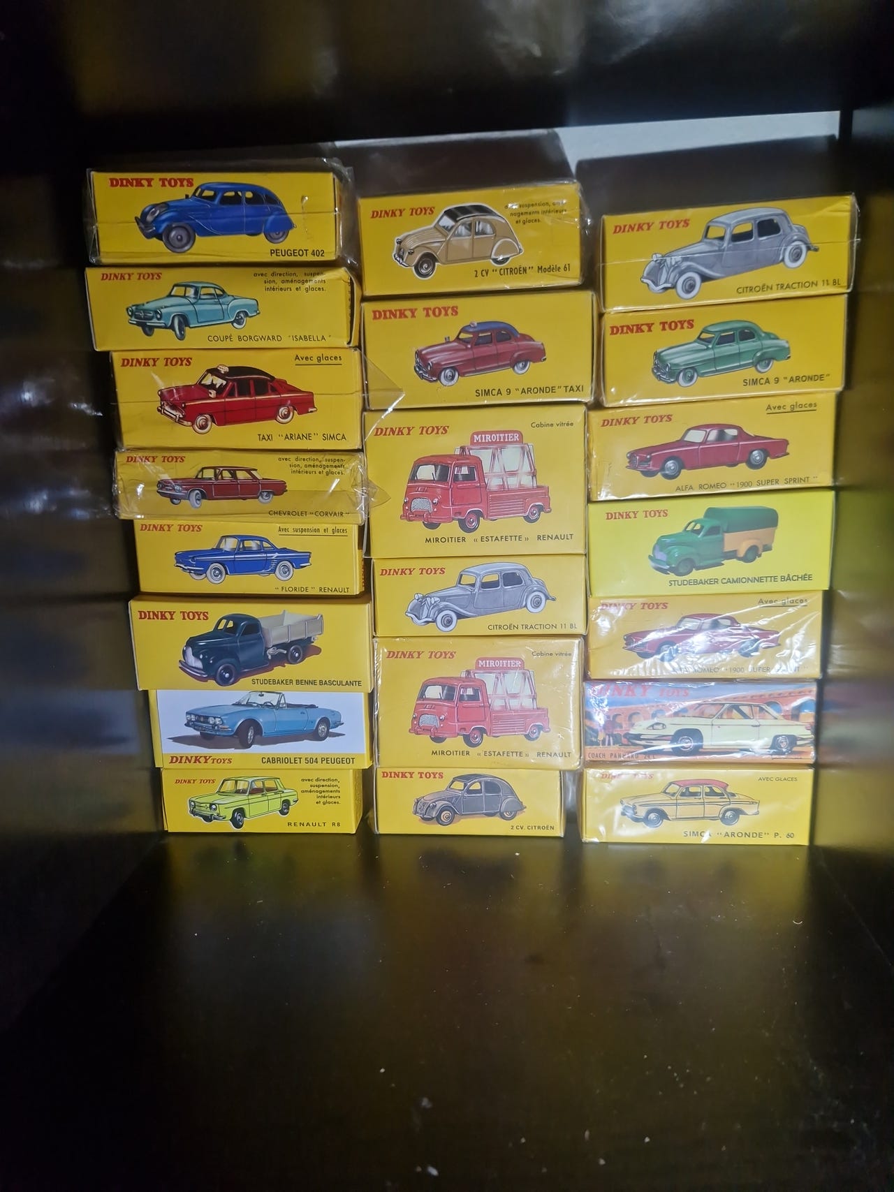 Dinky Toys pienoismalli-autot, useita malleja
