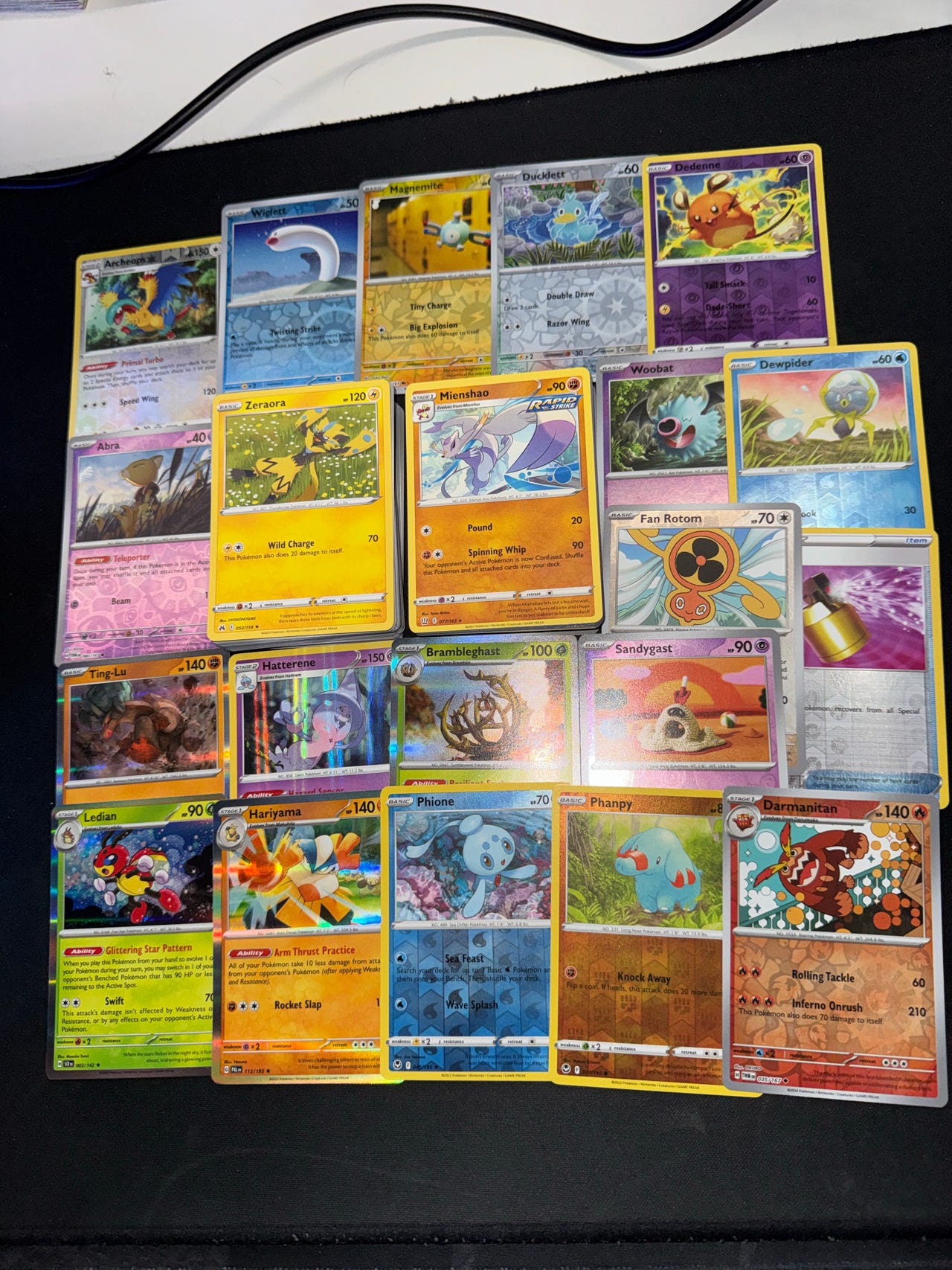 Yli 110kpl uudehkoja Pokemon kortteja (19 holoa)