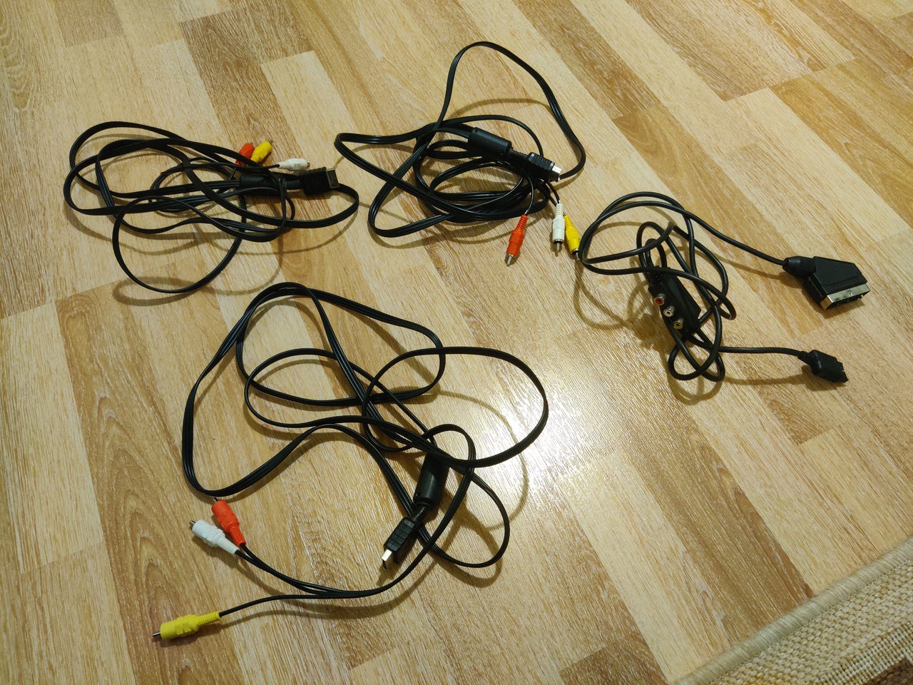 3kpl Playstation AV-kaapelit + SCART–RCA -kaapeli