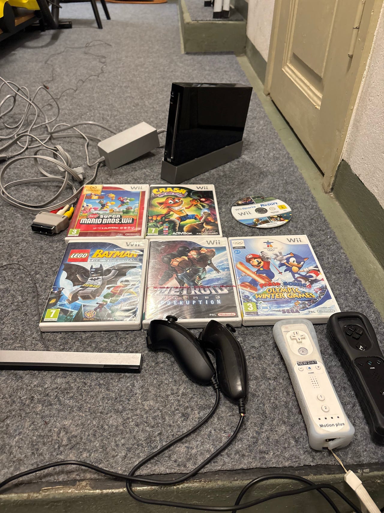 Nintendo Wii pelikonsoli ohjaimilla ja peleillä