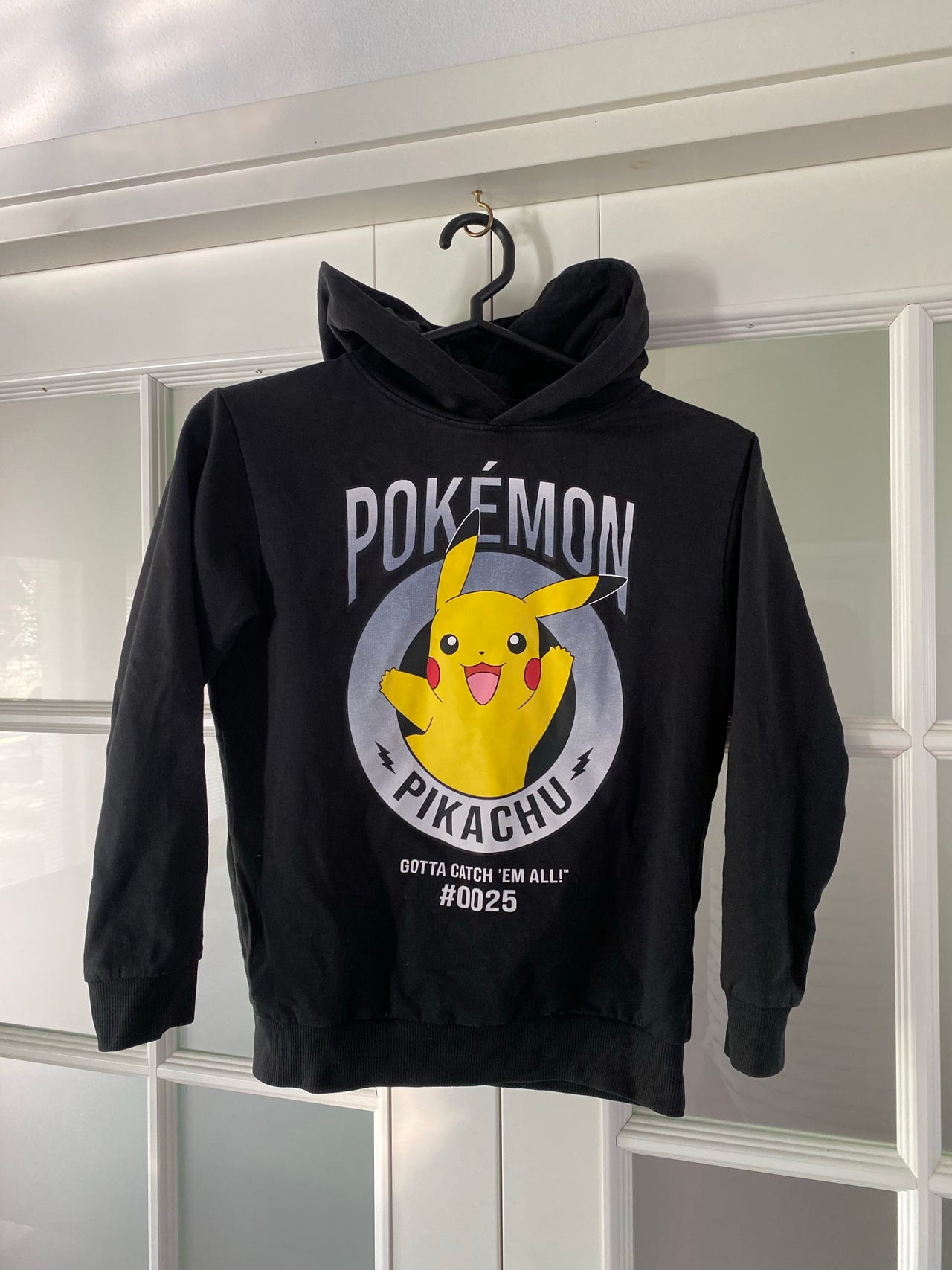 Name it Pokémon Pikachu huppari koko 140 musta unisex