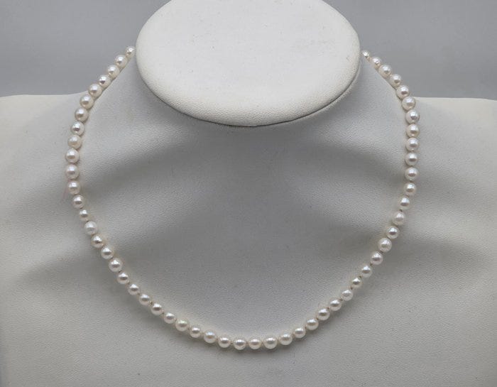 Kaulakoru - 18 kt. Valkokulta Helmi - Akoya-helmet 4,7–4,9 mm