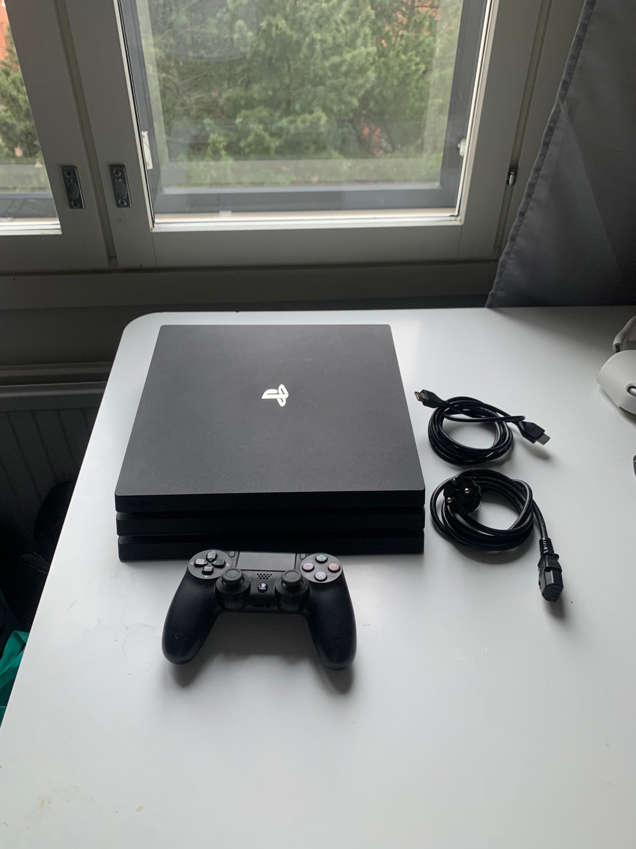Sony PlayStation 4 Pro 1TB, kuljetus