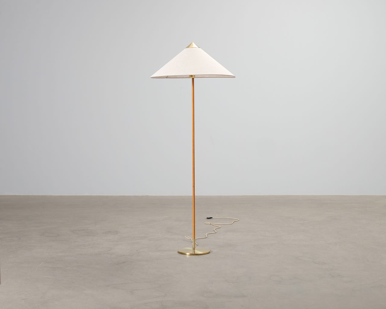 GUBI Tynell 9602 lattiavalaisin canvas / messinki