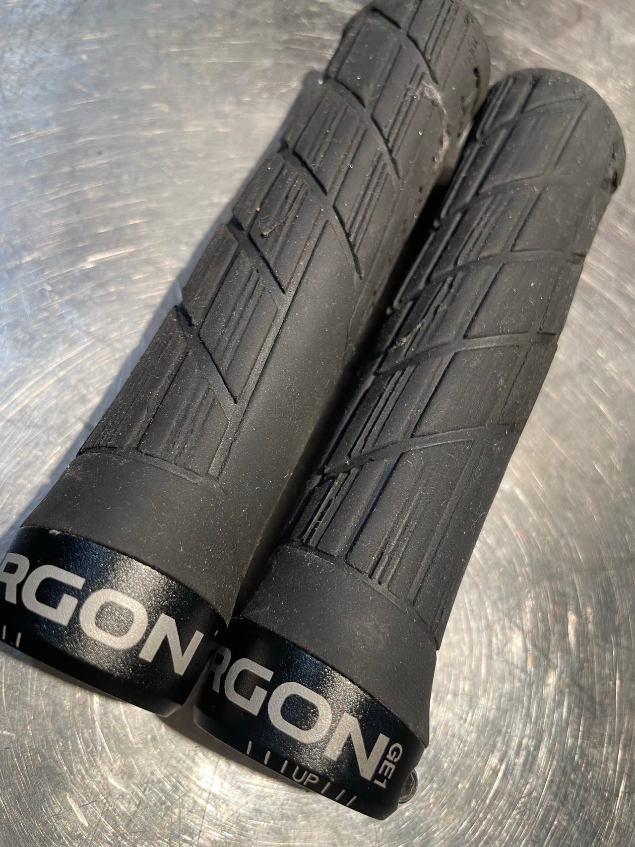Ergon mustat lukittavat pyörän gripit