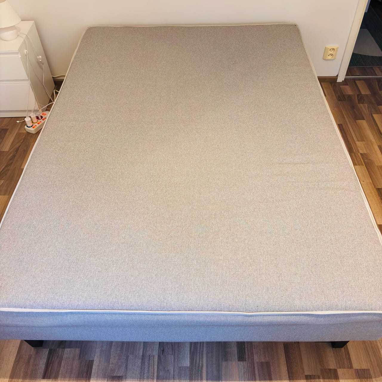 Sänky 140×200 cm + petauspatja – erittäin hyväkuntoinen. harmaa