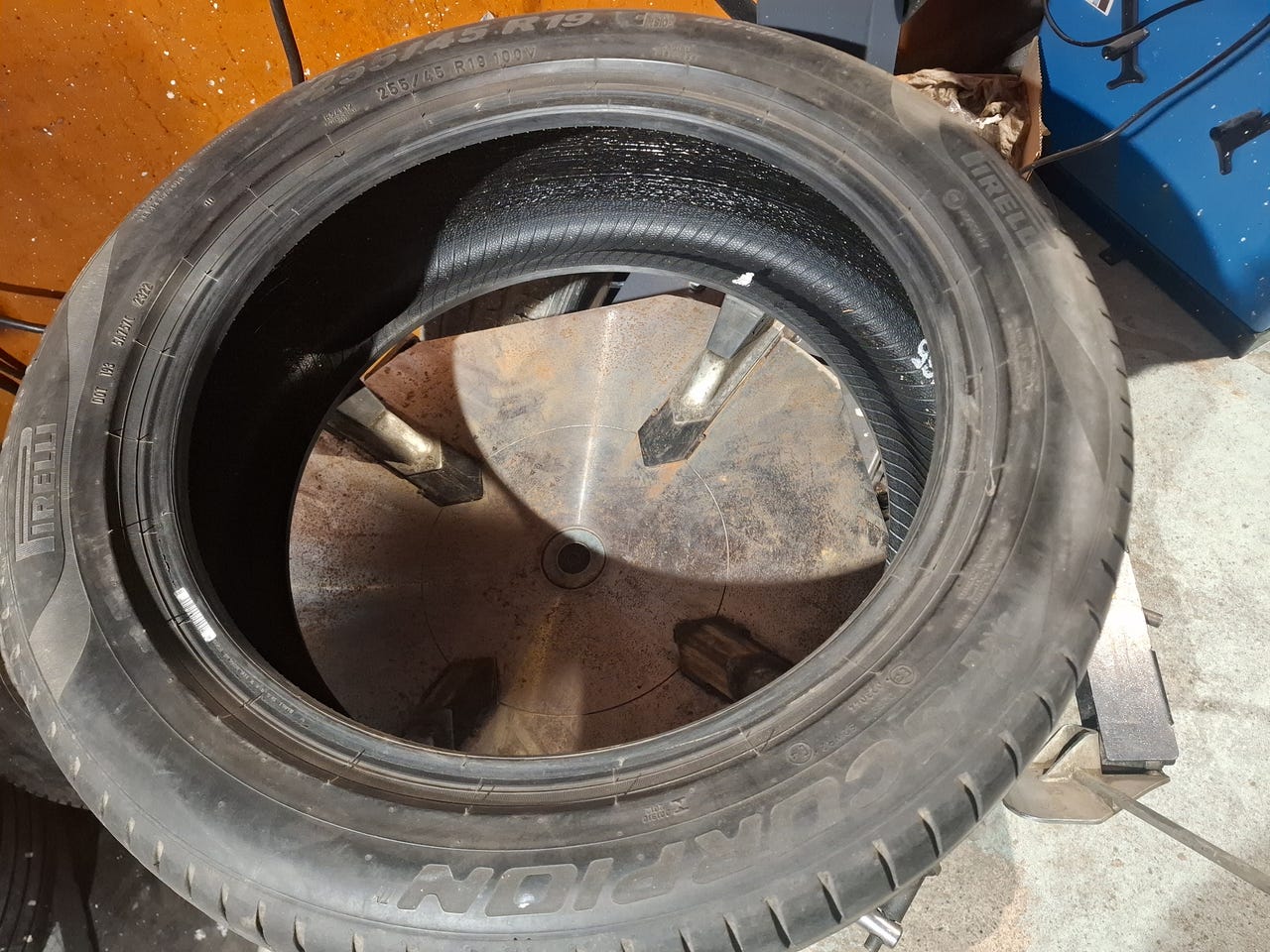 Auton kesärengas 255/45 R19 100v