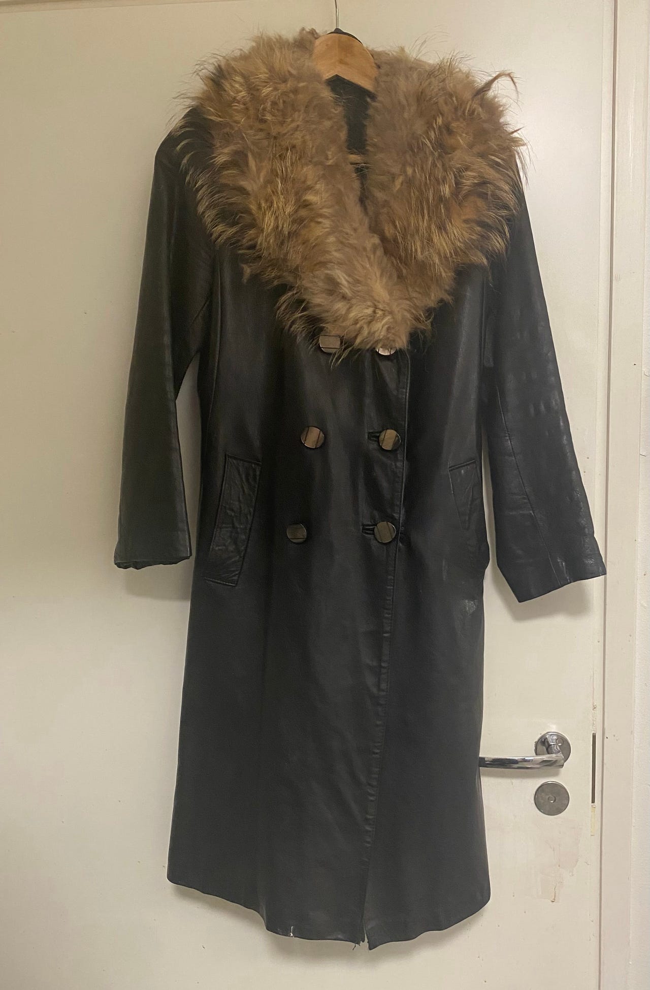 Nahkatakki kettuturkki kauluksella