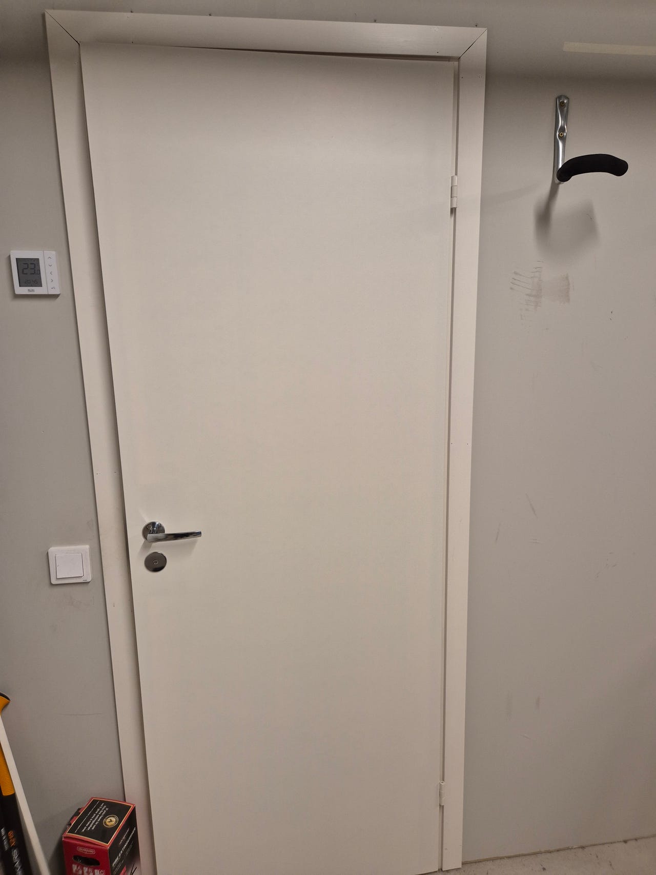 Valkoinen sisäovi 8x21 karmilla.