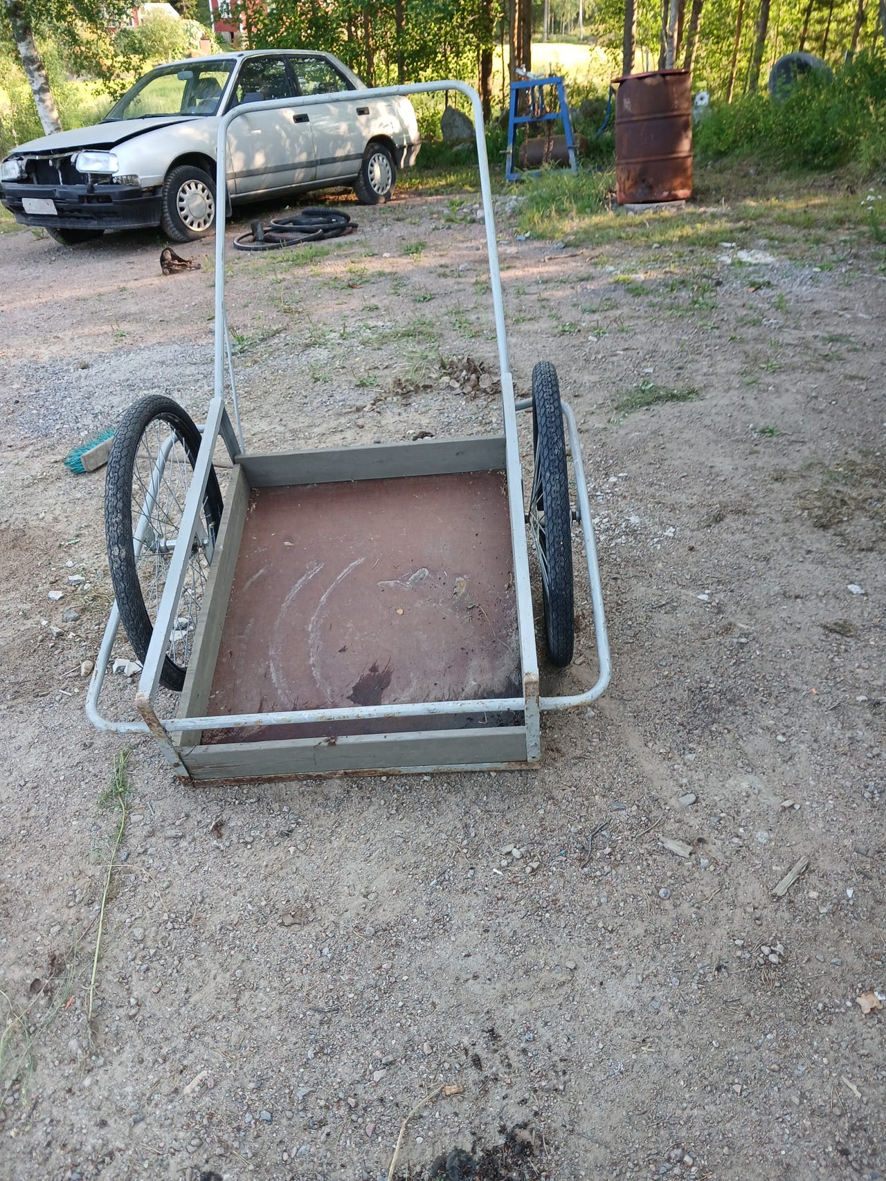Jämäkät maitokärryt.