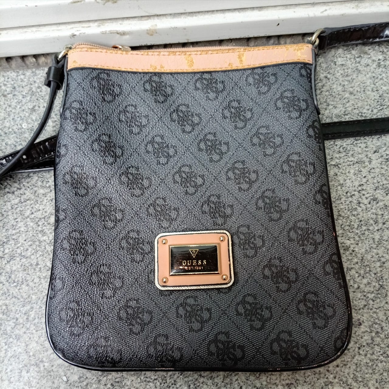 Guess Logo Remix crossbody laukku tekonahkaa naisille