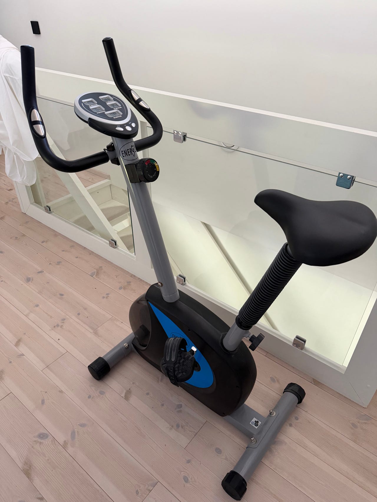 Energym kuntopyörä mittarilla