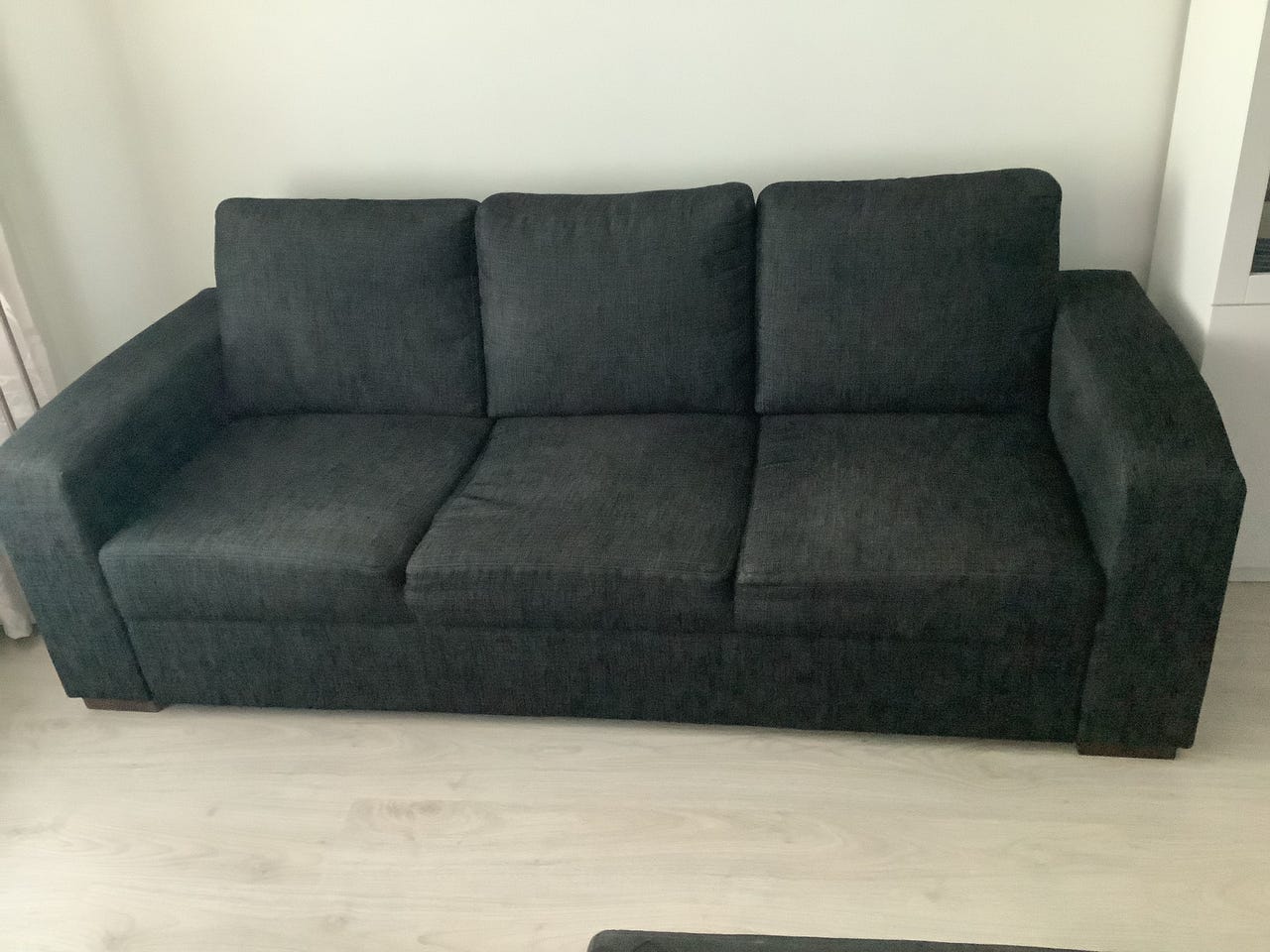 Tummanharmaa sohva ja TV tuoli +rahi