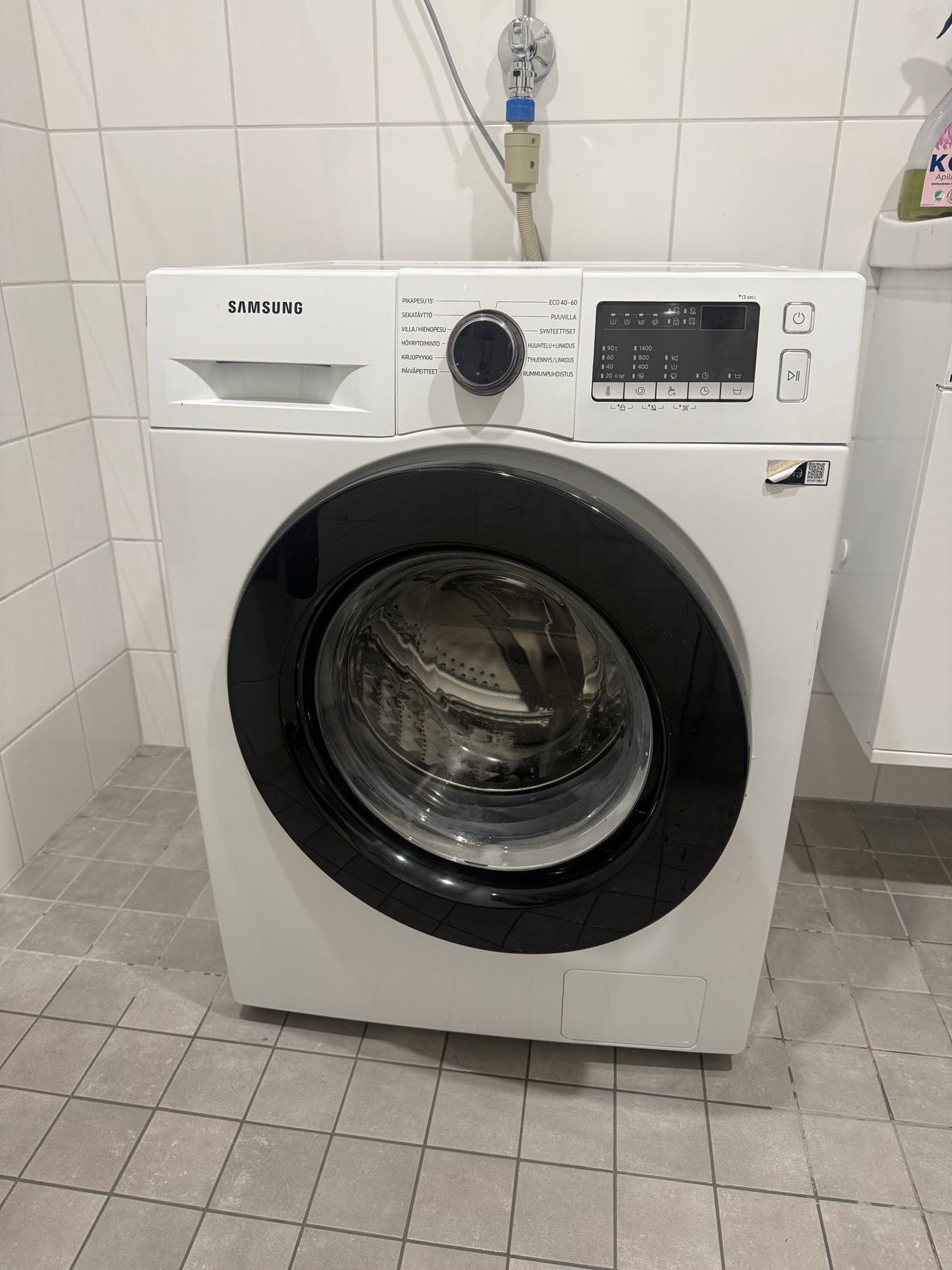 Samsung edestä täytettävä pesukone valkoinen