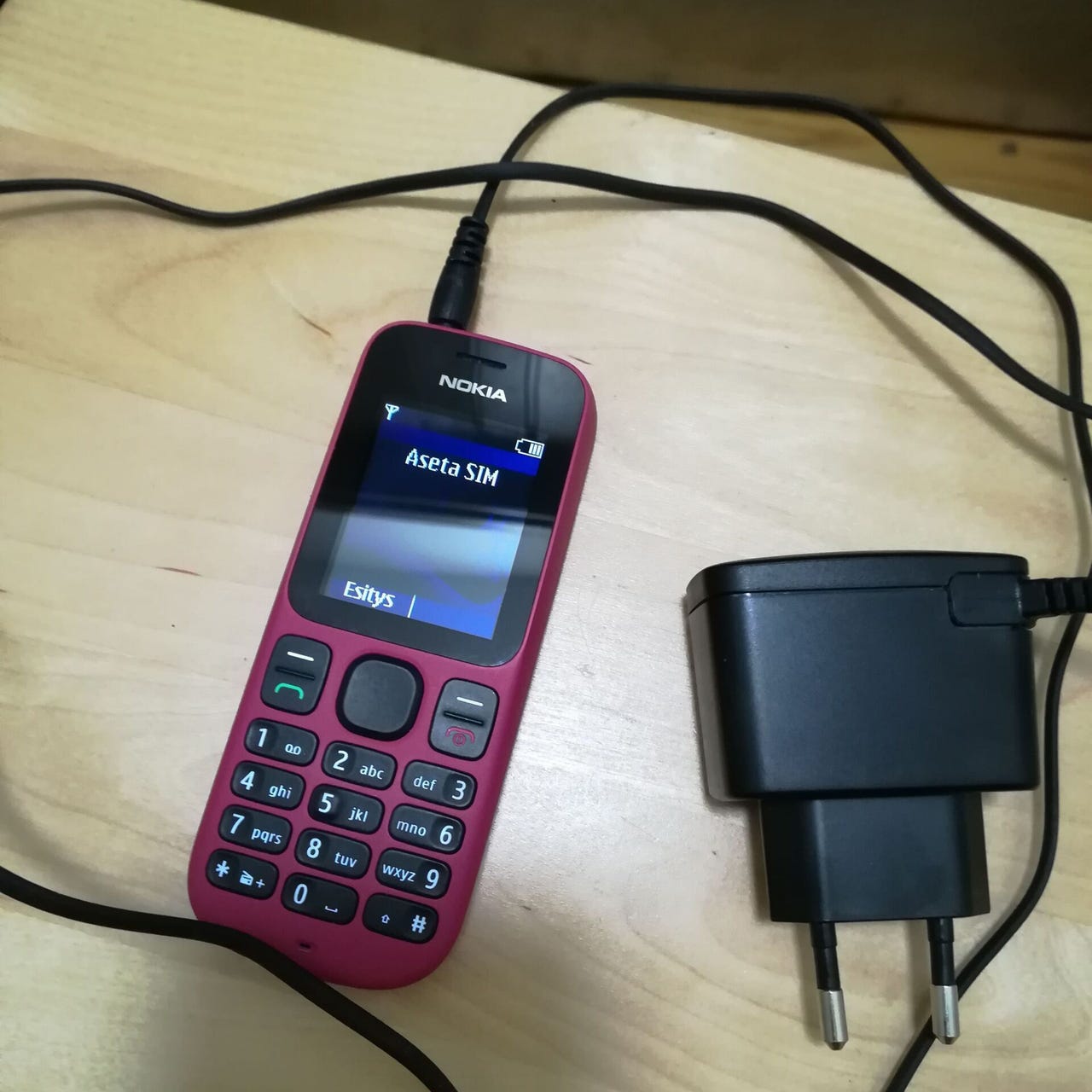 uudenveroinen kokonaisuus Nokia 100, akku ja laturi