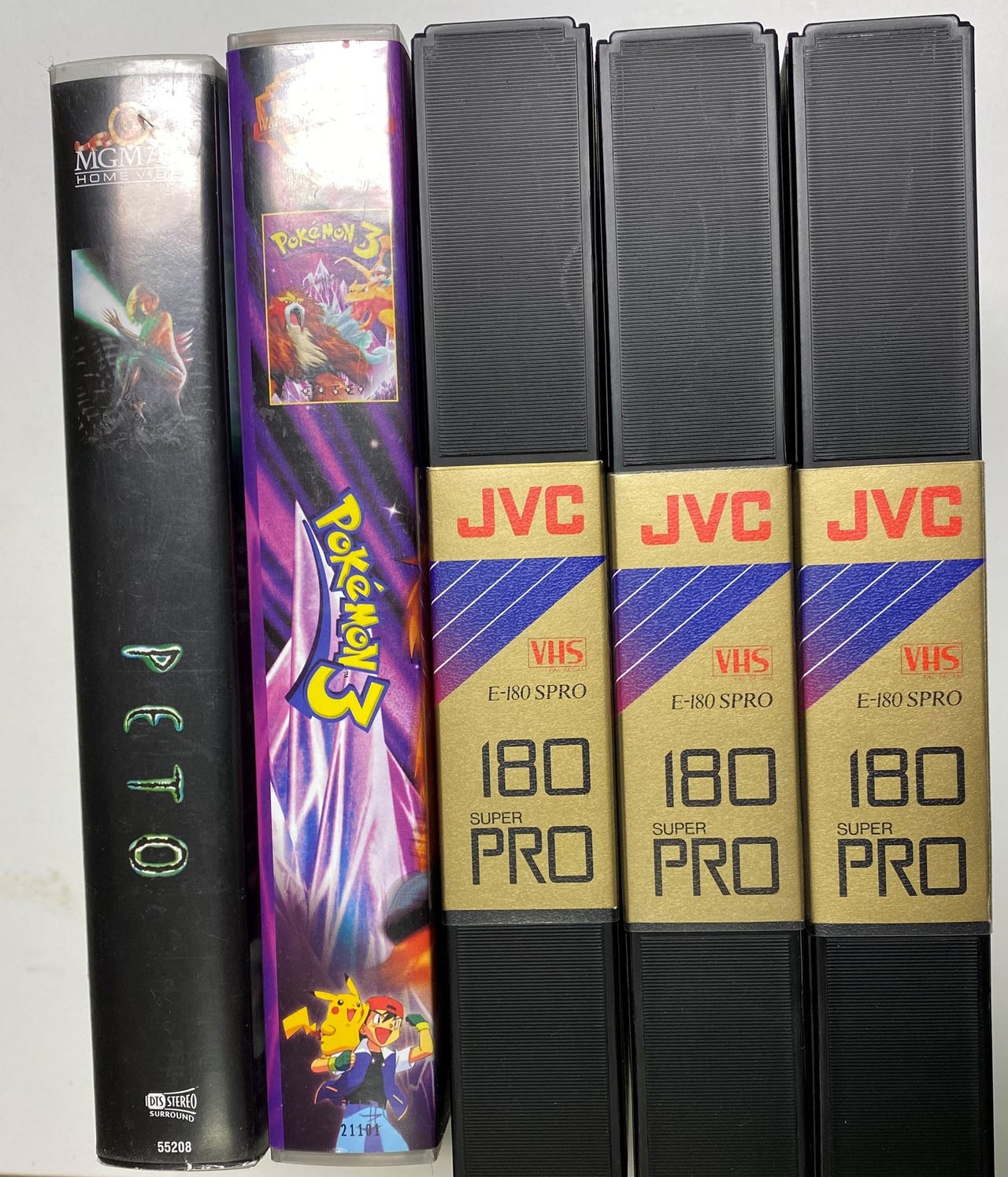 Tyhjiä VHS kasettikoteloita
