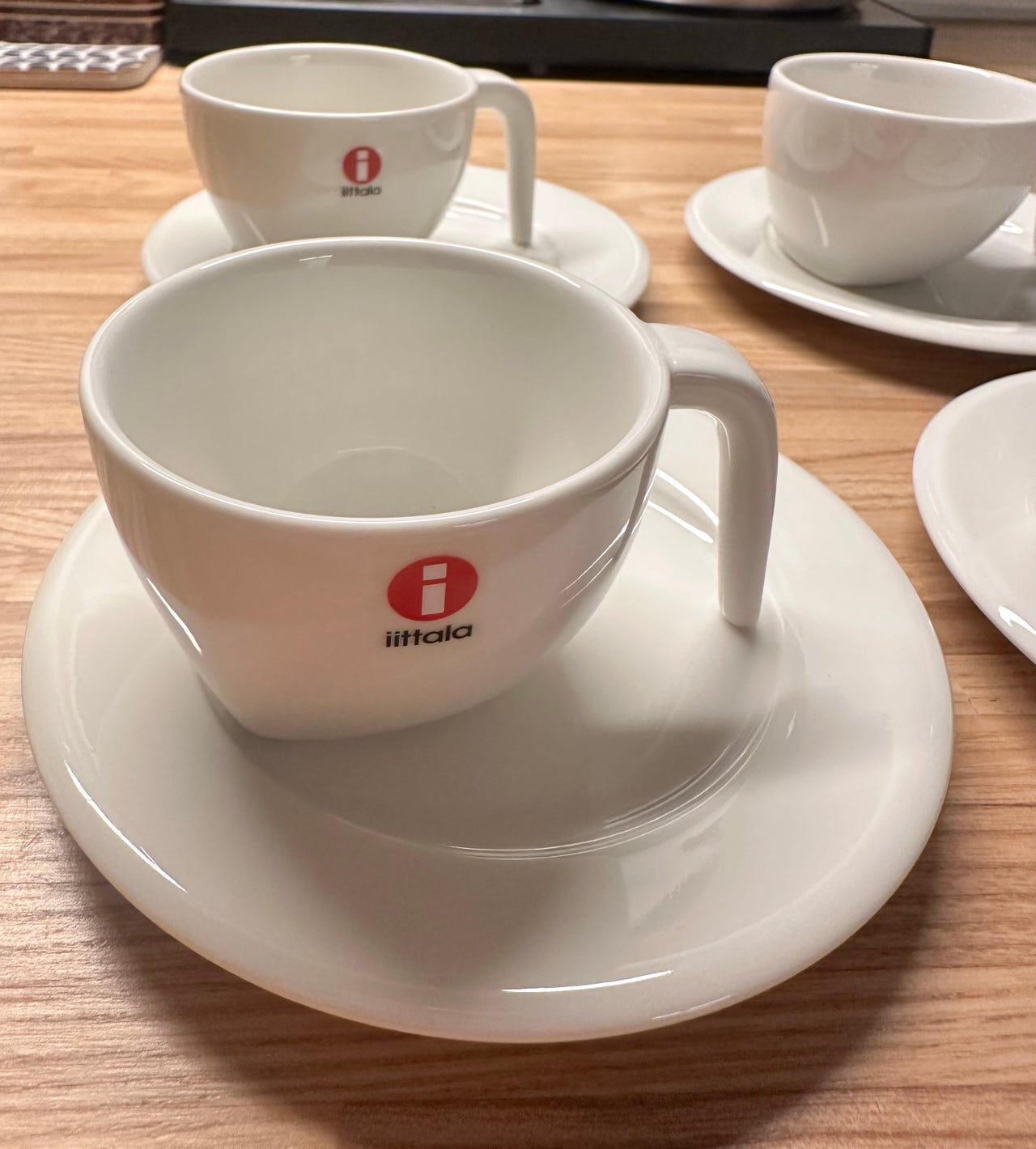 Iittala Ego kahvikupit ja lautaset valkoinen