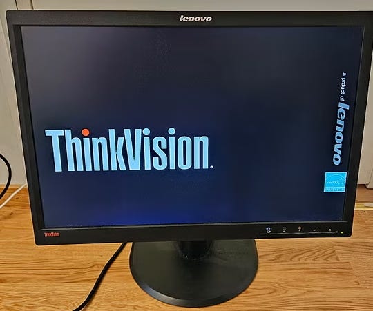 Lenovo ThinkVision Swivel Monitor Näyttö (HD)