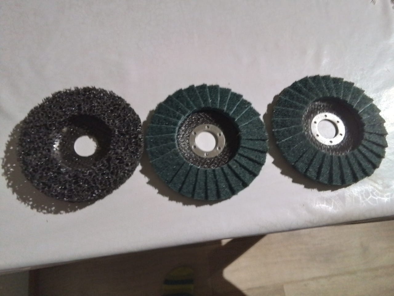 Hikoki 125 mm rälläkkä ja muutamia laikkoja.