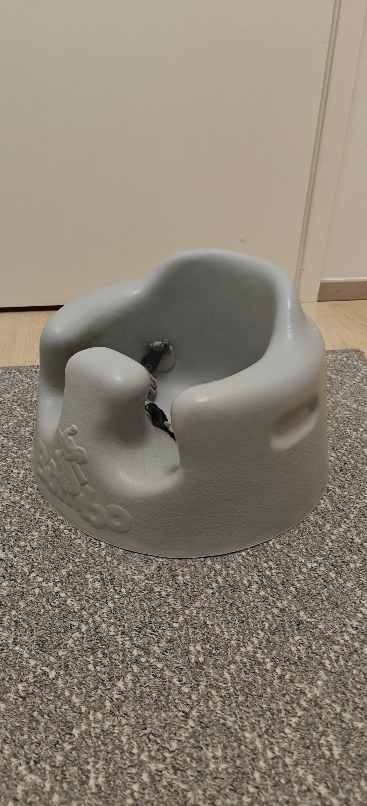 Bumbo Floor Seat lastenistuin tarjottimella
