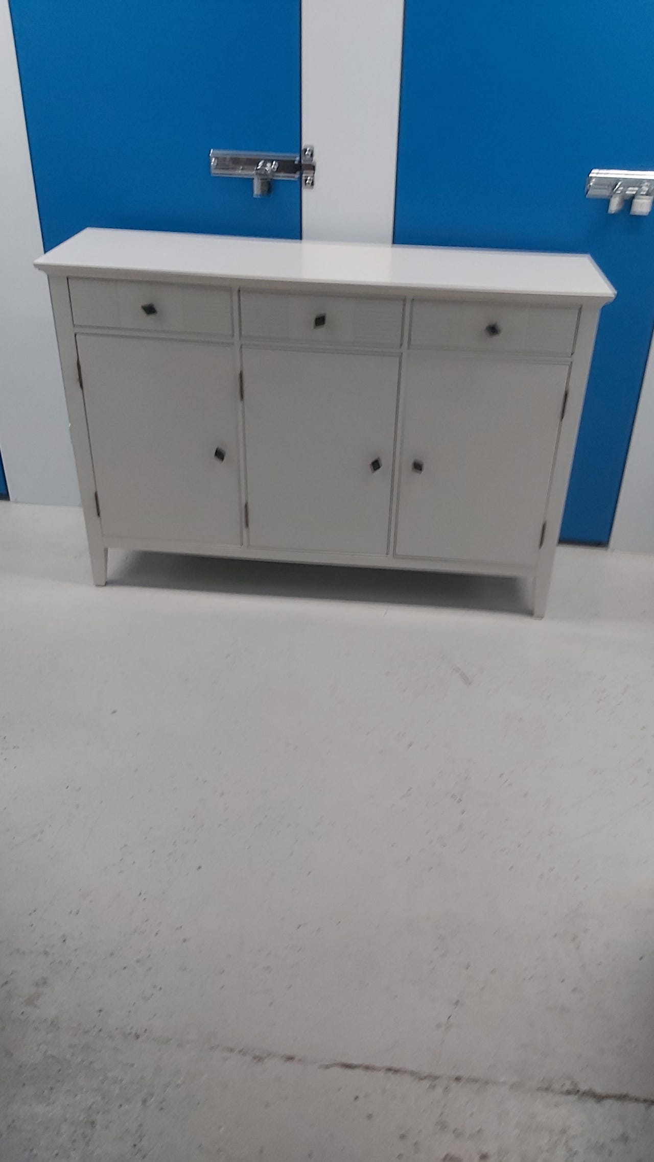 Iskun valkoinen lipasto ja peili
