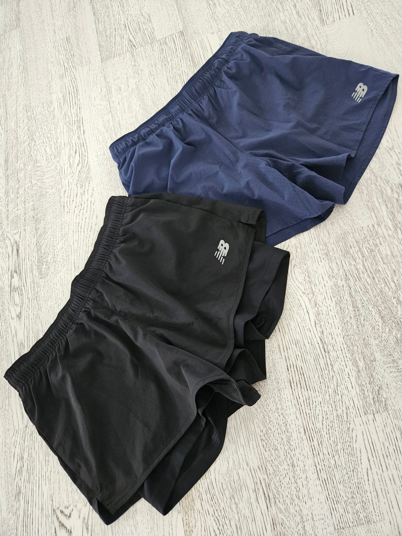 New Balance juoksushortsit S musta ja tummansininen