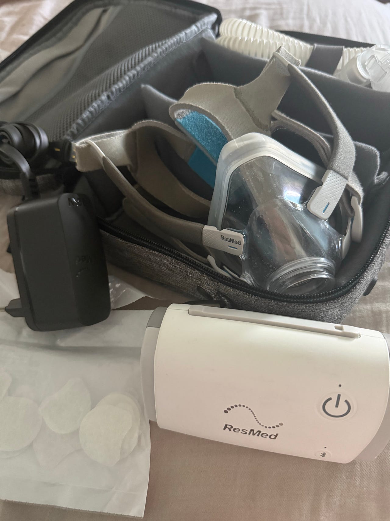 ResMed mini CPAP-laite maskilla