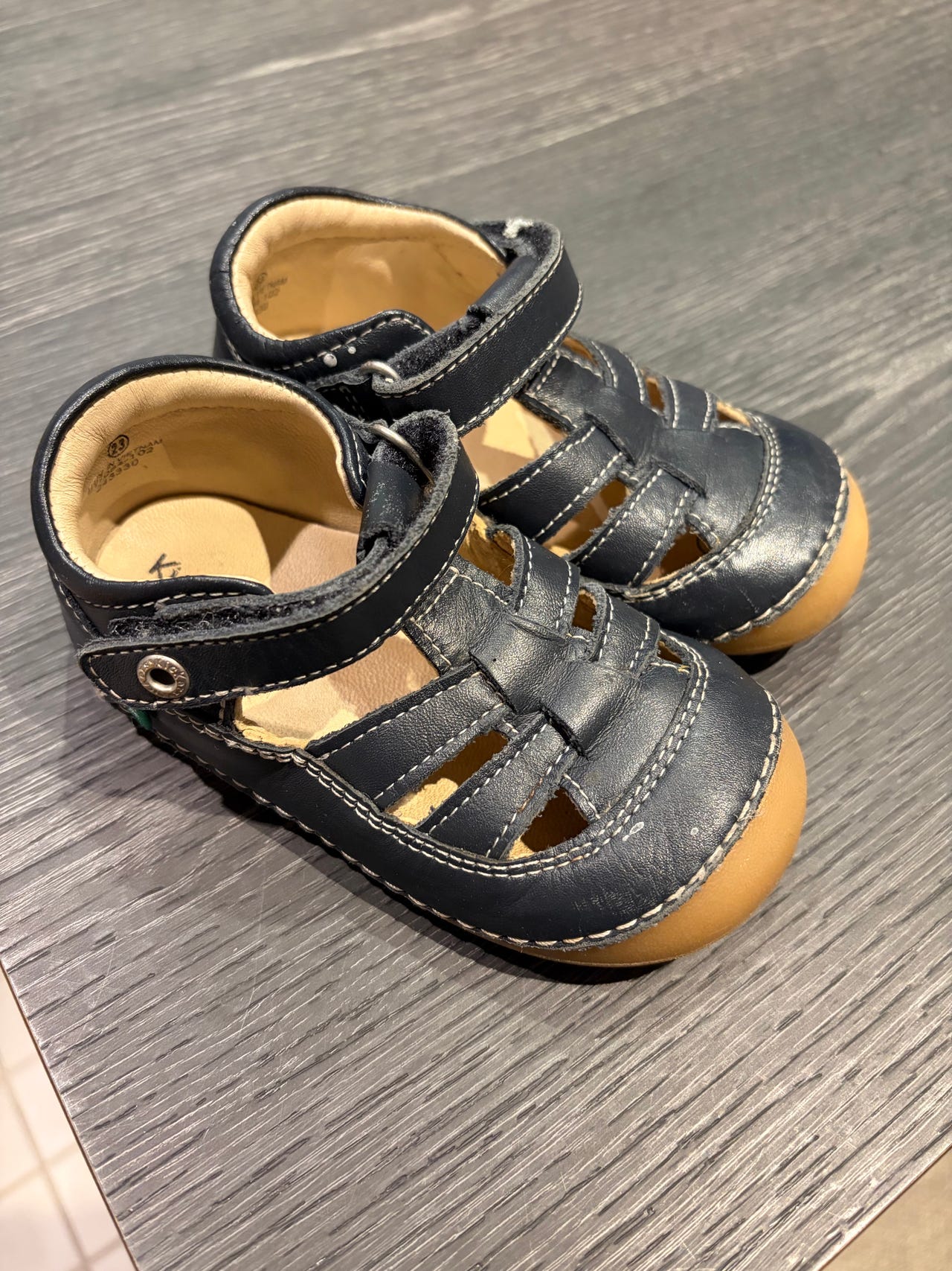 Kickers nahkasandaalit, 23