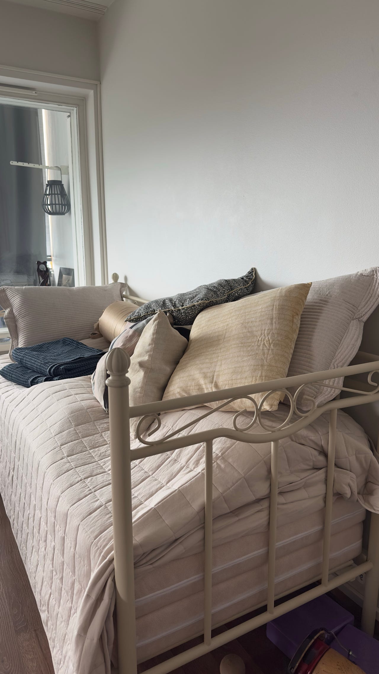 Levitettävä metallinen vuodesohva / päiväsänky + 2 patjaa – 100 €