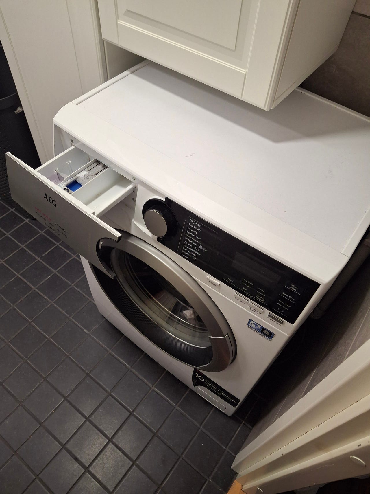 toimiva AEG 6000 Series pesukone edestä täytettävä.