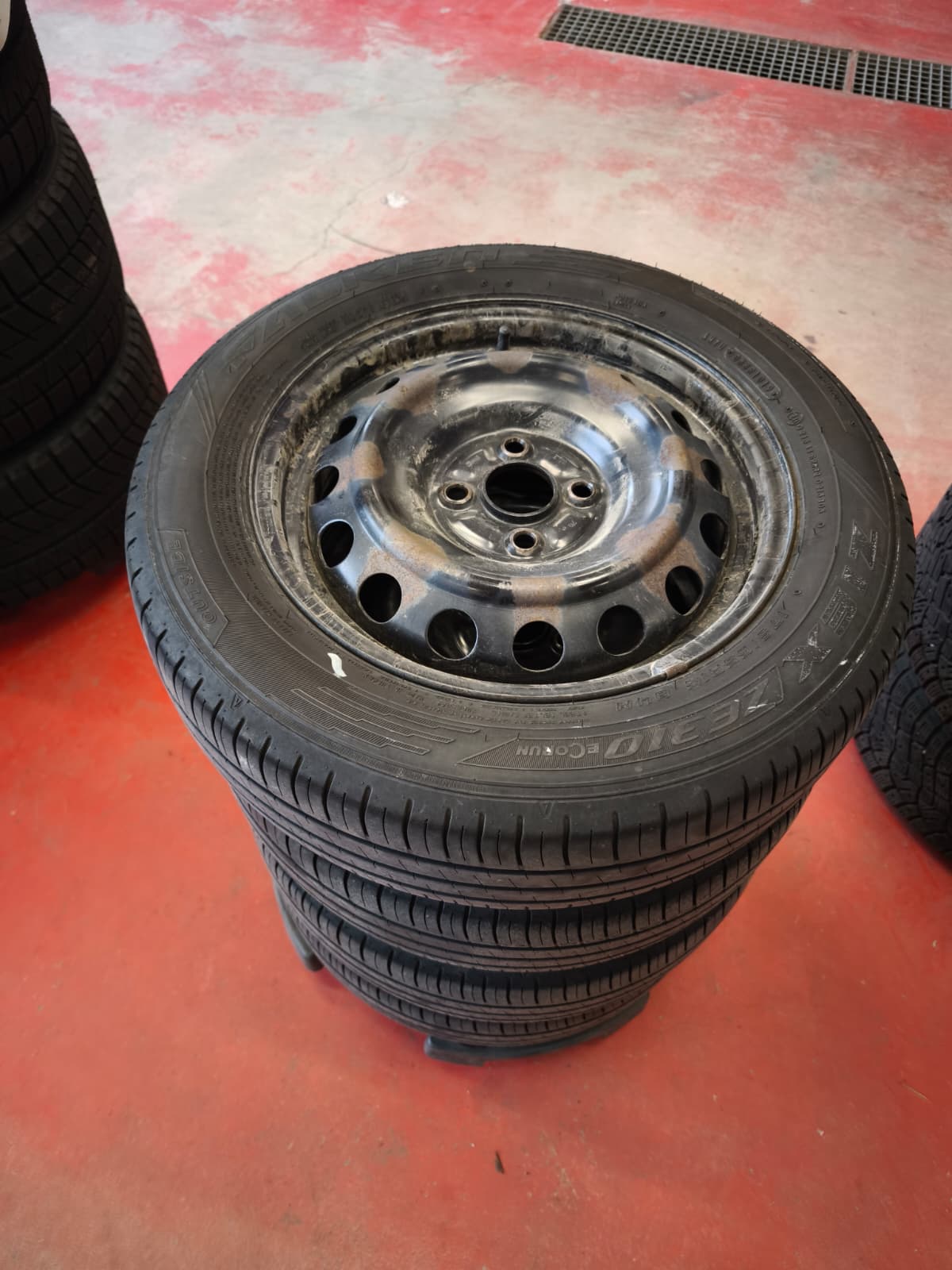 Toyota Yaris vannesarja 176/65R15 kesärenkailla