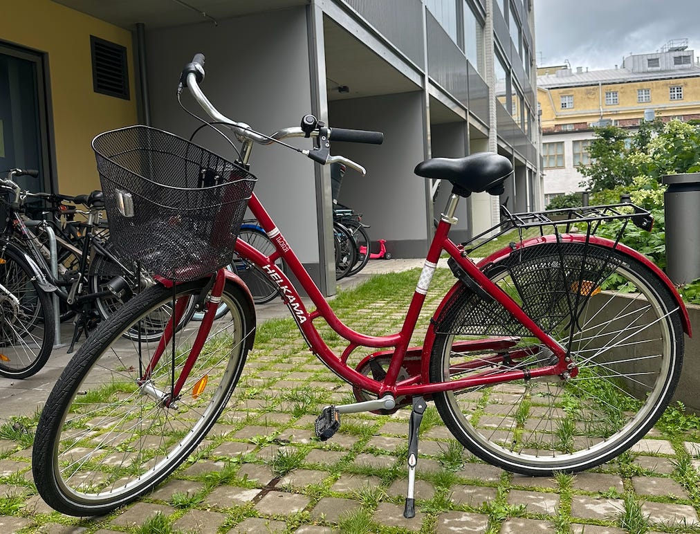 Kauniin punainen Helkama Ilona