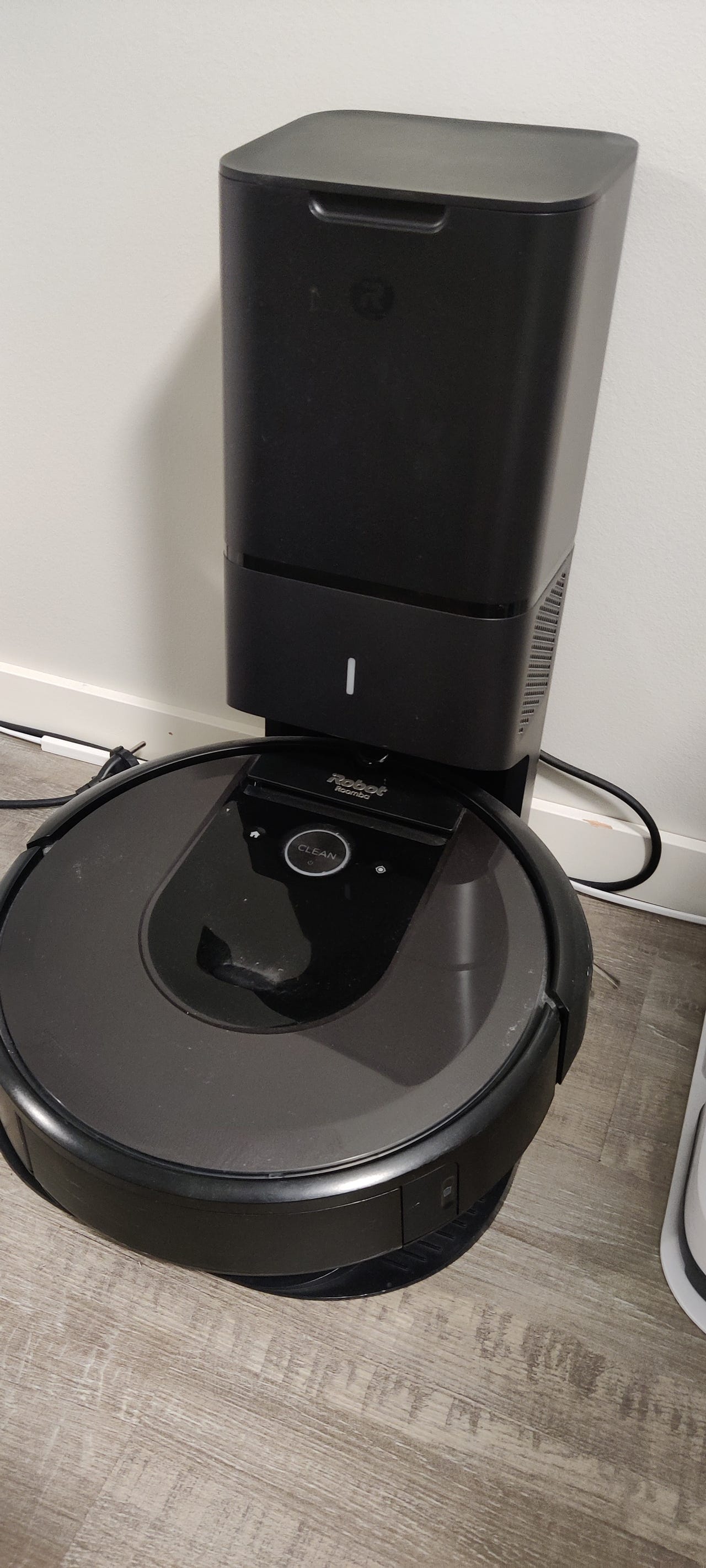IRobot Roomba i7+ robotti-imuri tyhjennystelakalla