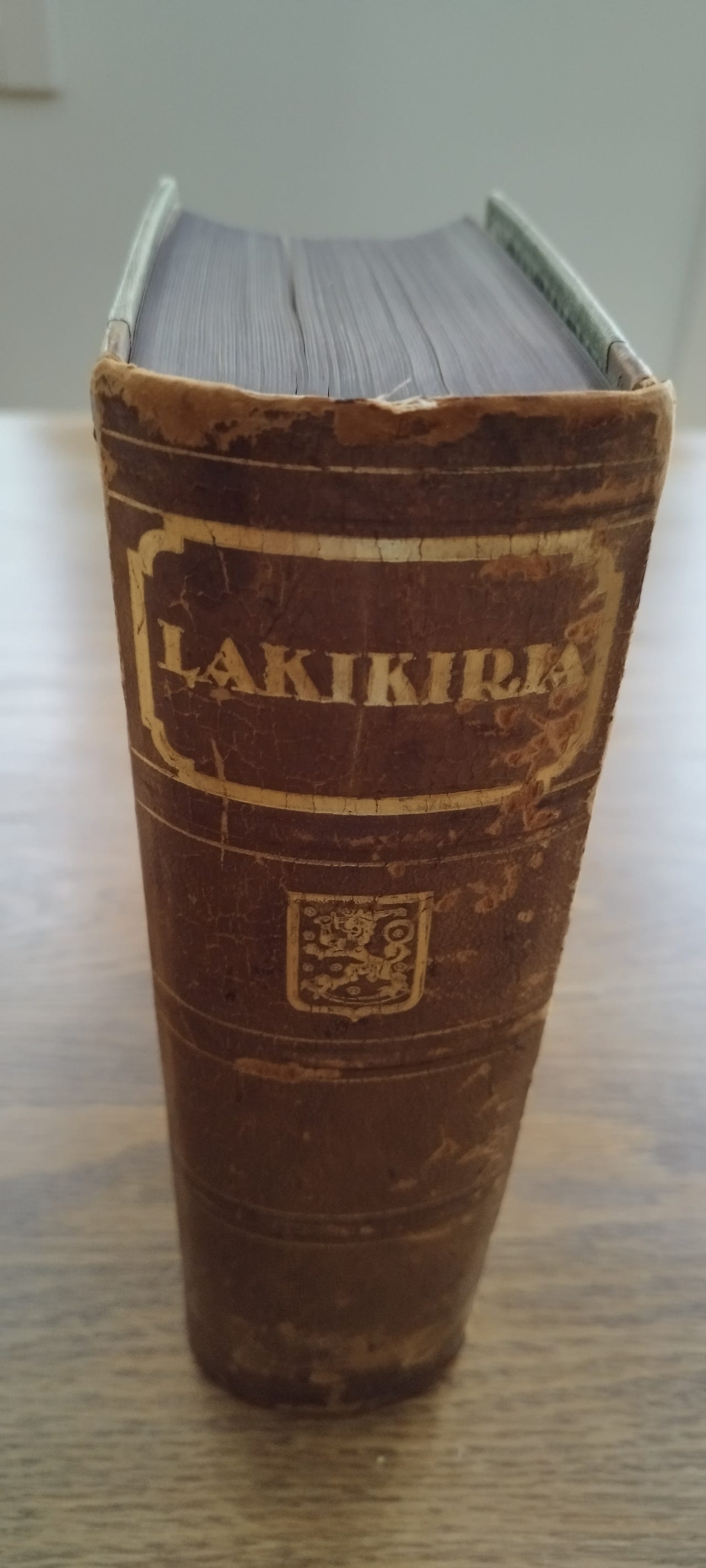 Yli 100 vuotta vanha lakikirja