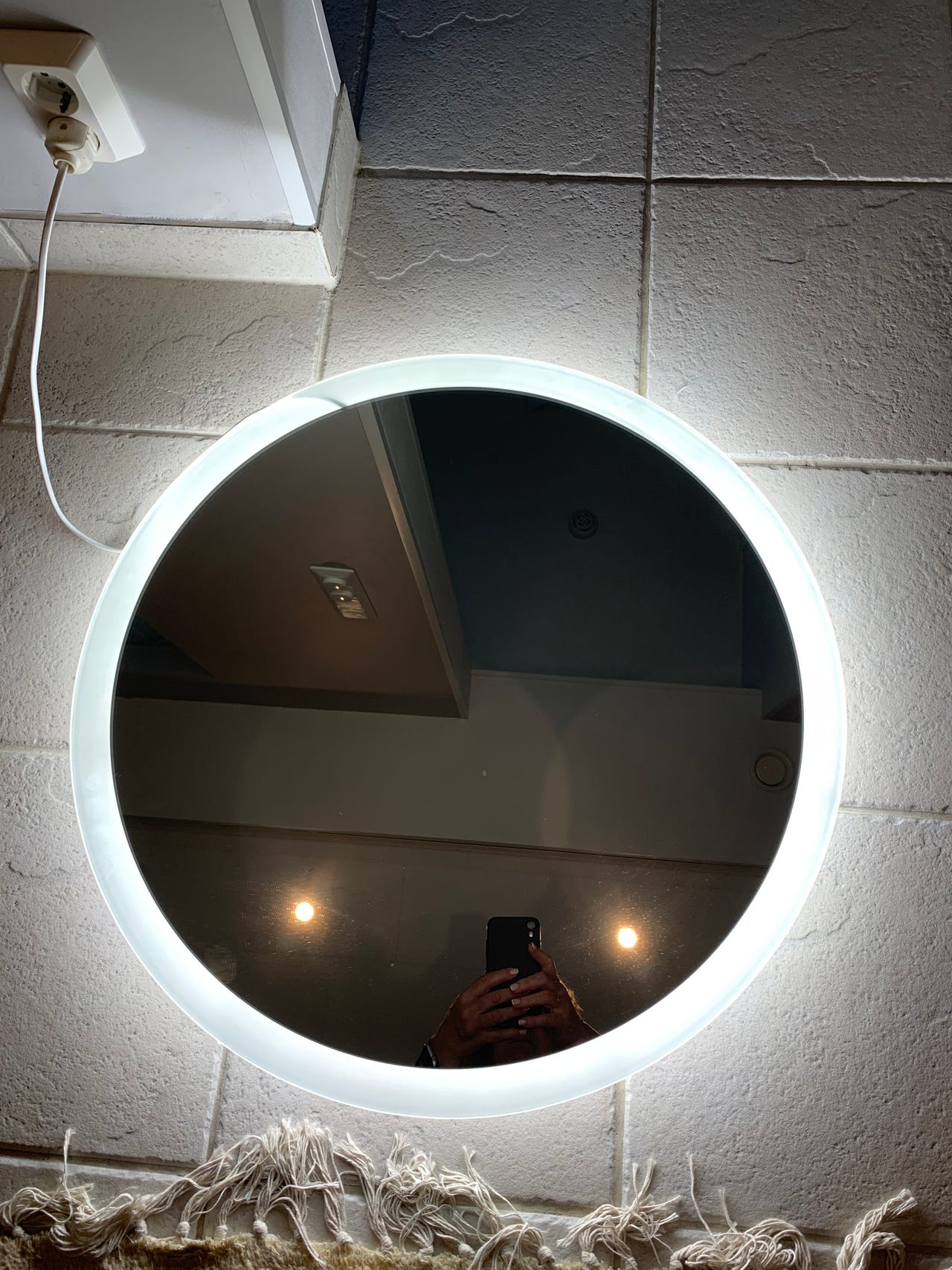 Pyöreä valopeili LED-valaistuksella