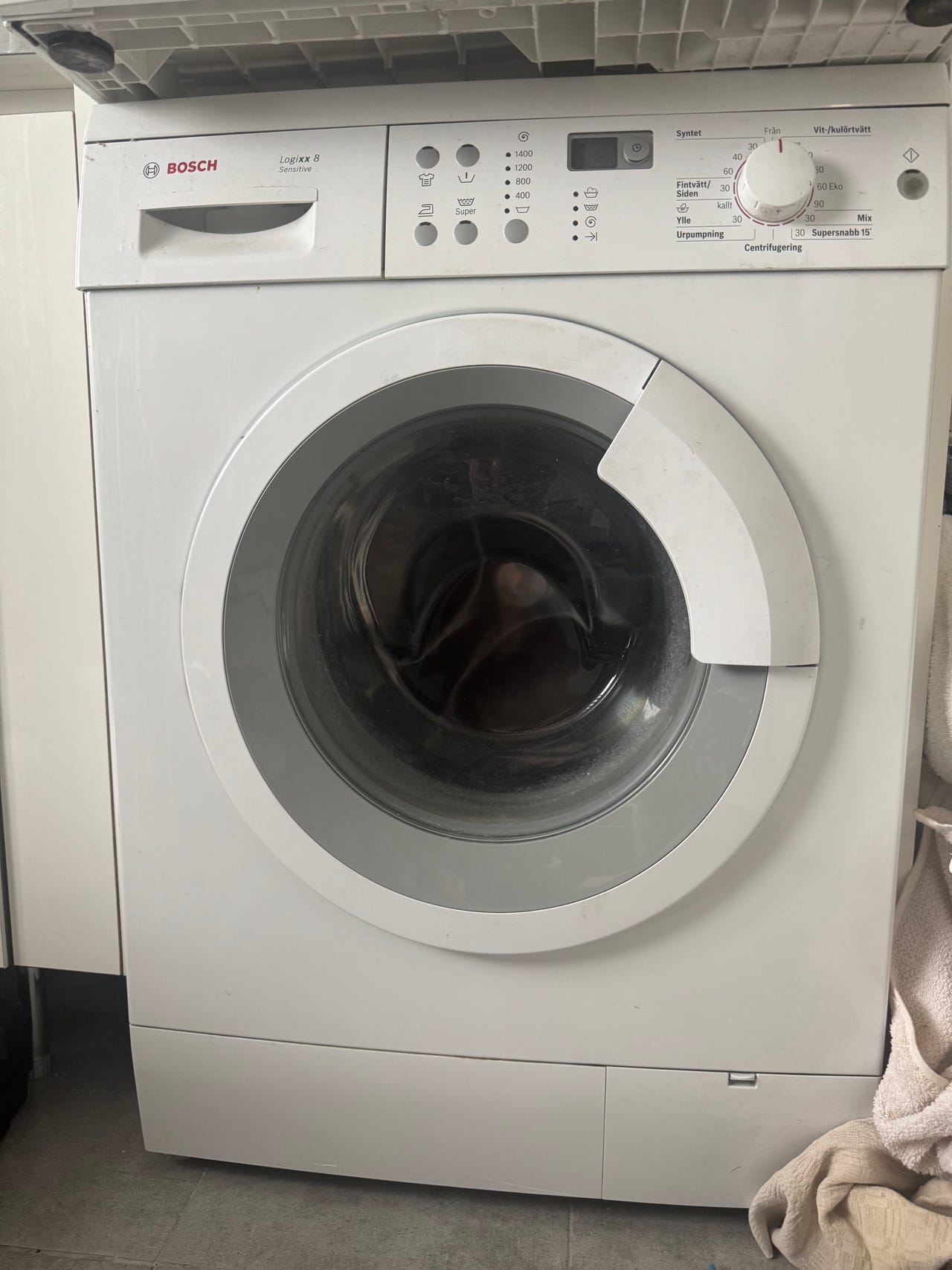 Bosch edestä täytettävä pesukone valkoinen