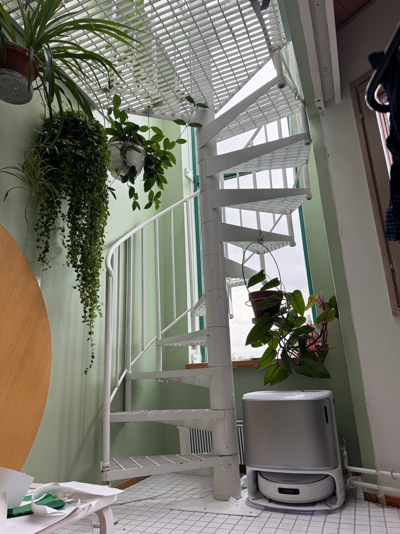 Teräksiset kierreportaat Ø120 cm + ritilätaso, nousu 220 cm