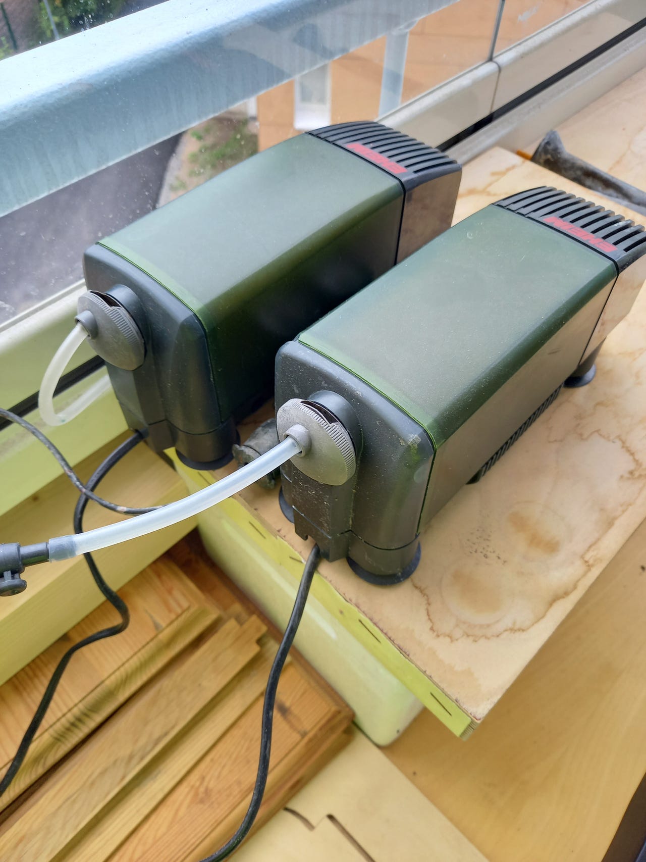 2 kpl Eheim 2010 sisäsuodattimia ja Scupa 100W lämmitin