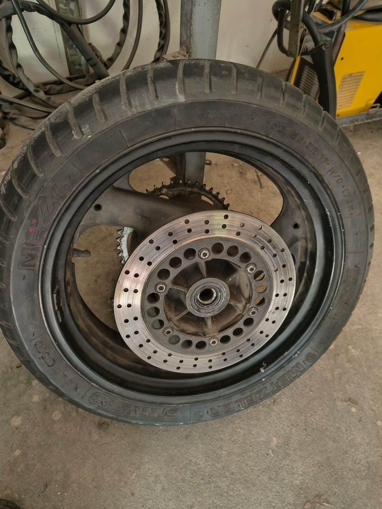 Moottoripyörän takapyörä vanteella ja jarrulevyllä,yamaha