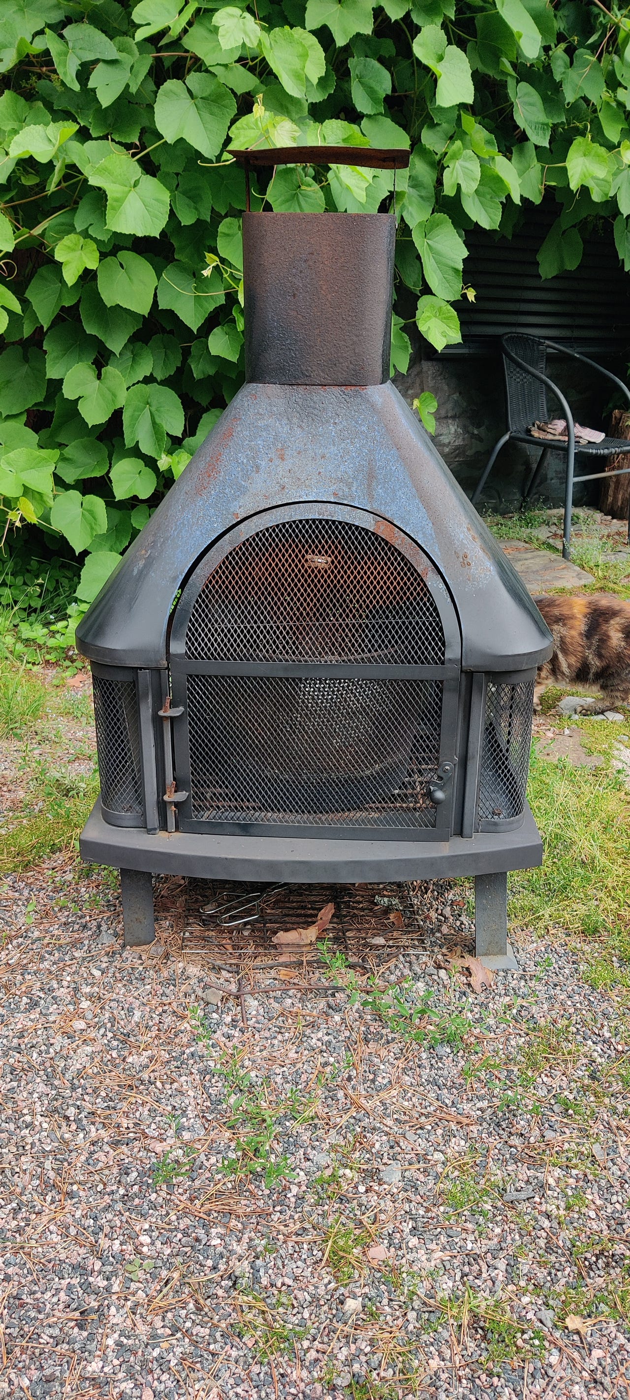 Metallinen pihatakka ritilällä