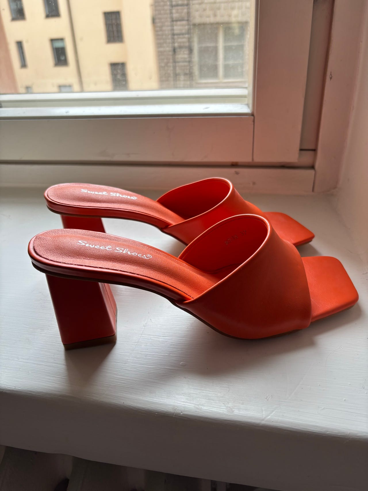 Oranssit sandaalit
