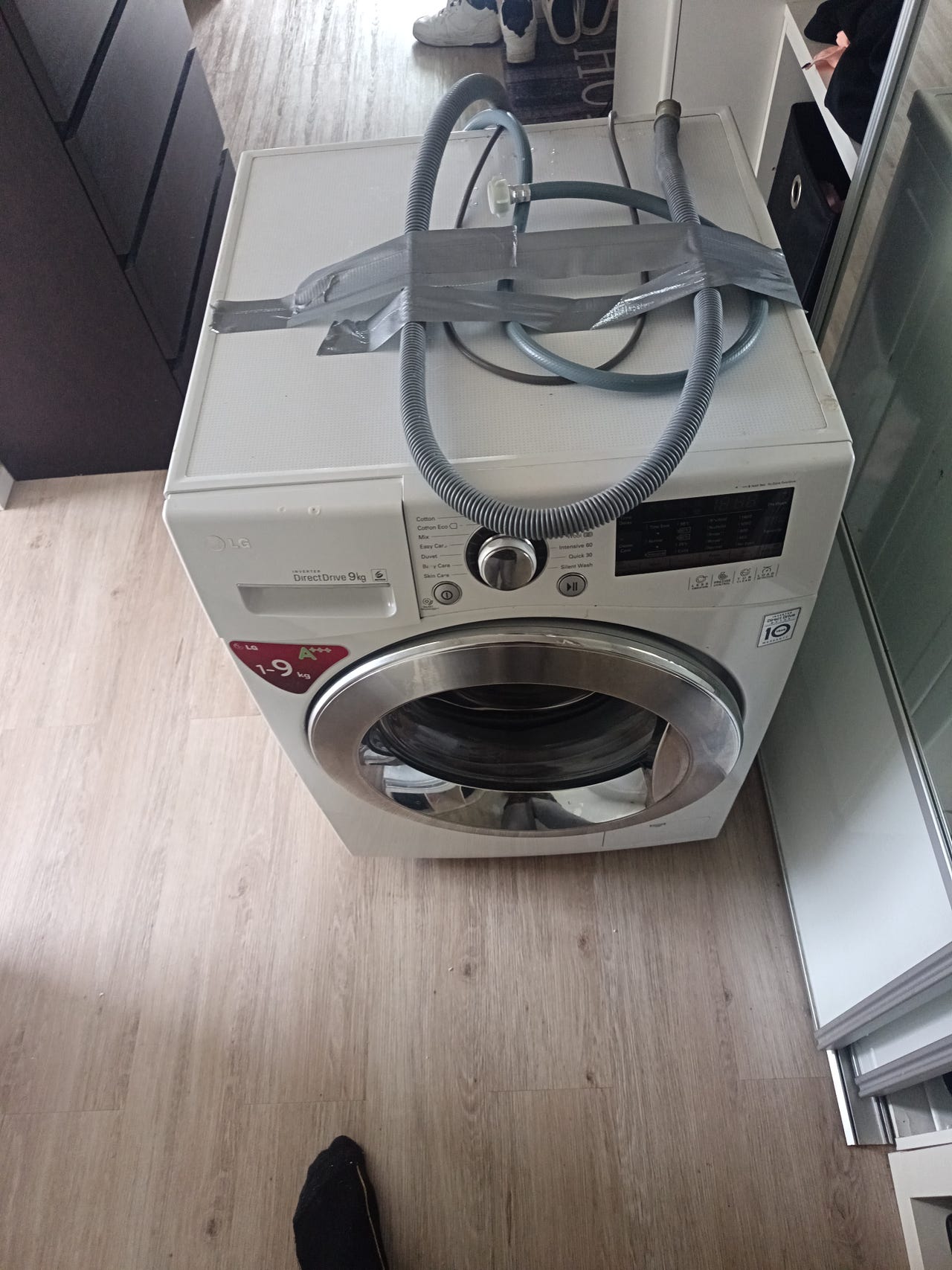 LG edestä täytettävä pesukone valkoinen