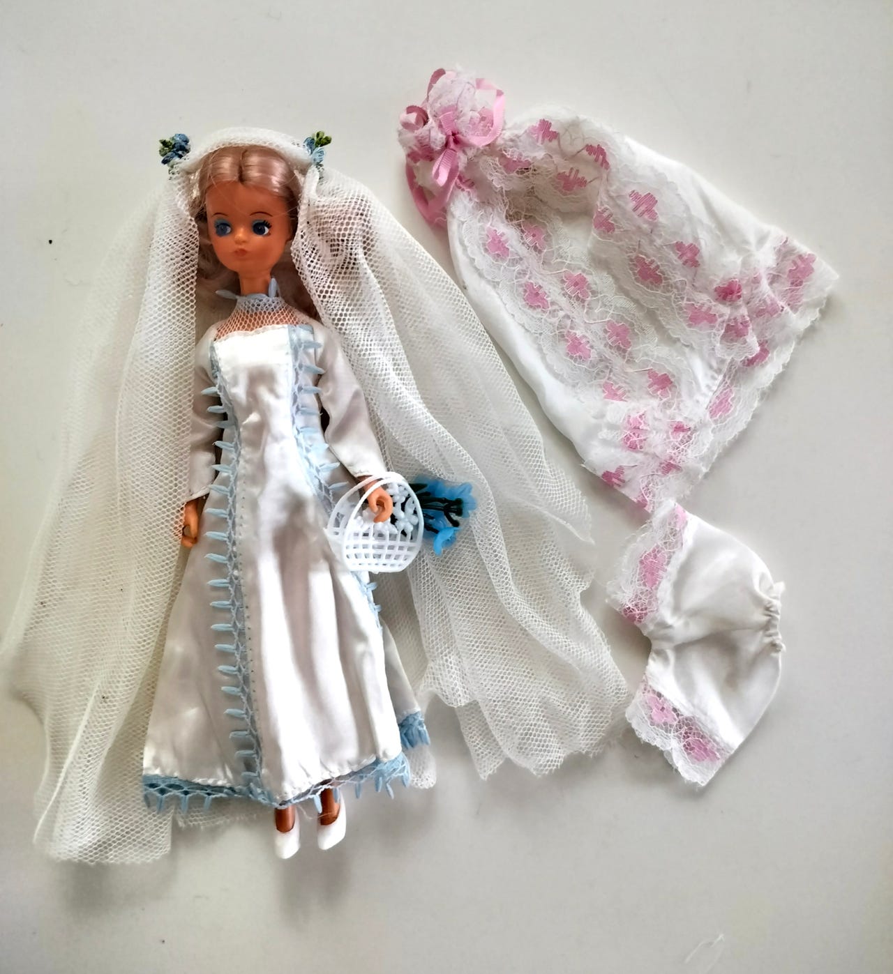 Hyväkuntoinen vintage Daisy nukke hääasussa+ yöasu