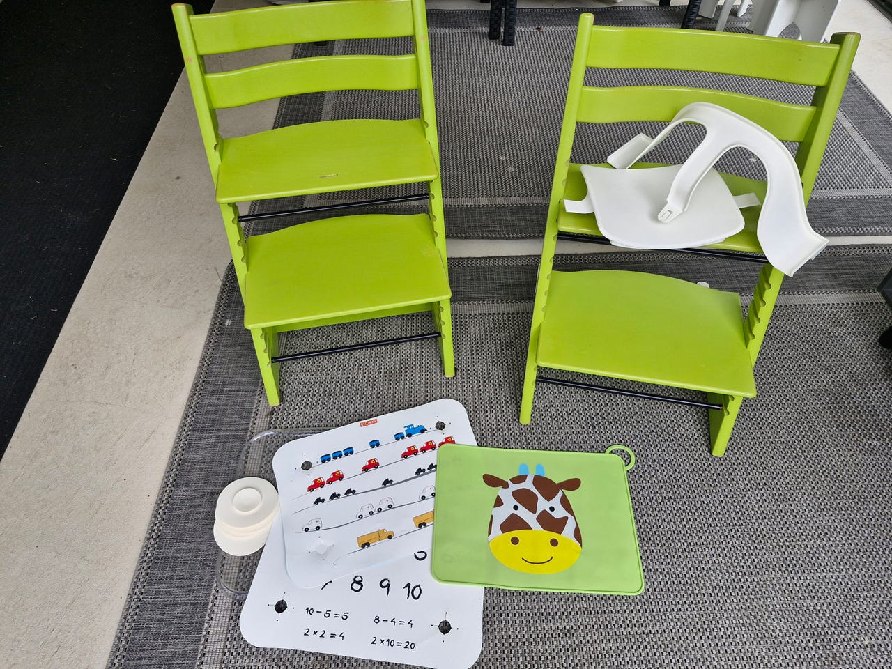 Stokke Tripp Trapp tuoli sekä ruokailualusta