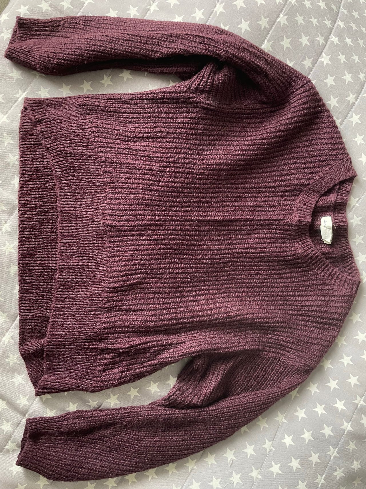 Syvän violetti neulepaita