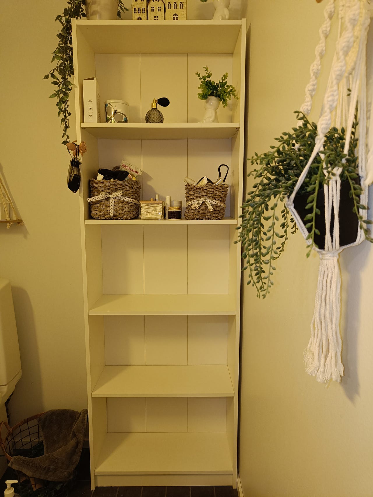 Ikea valkoinen Billy kirjahylly