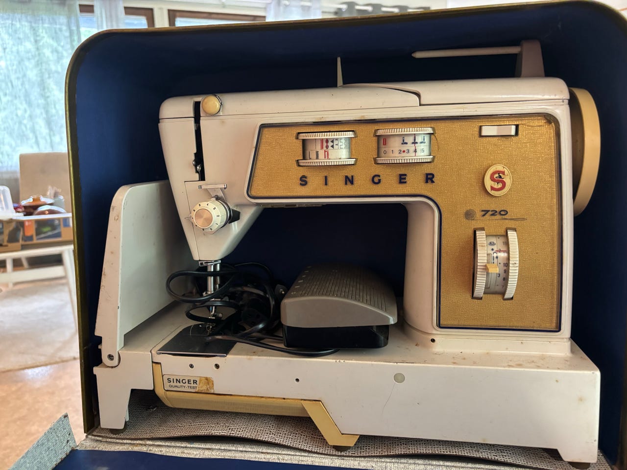 Singer 710 ompelukone polkimella