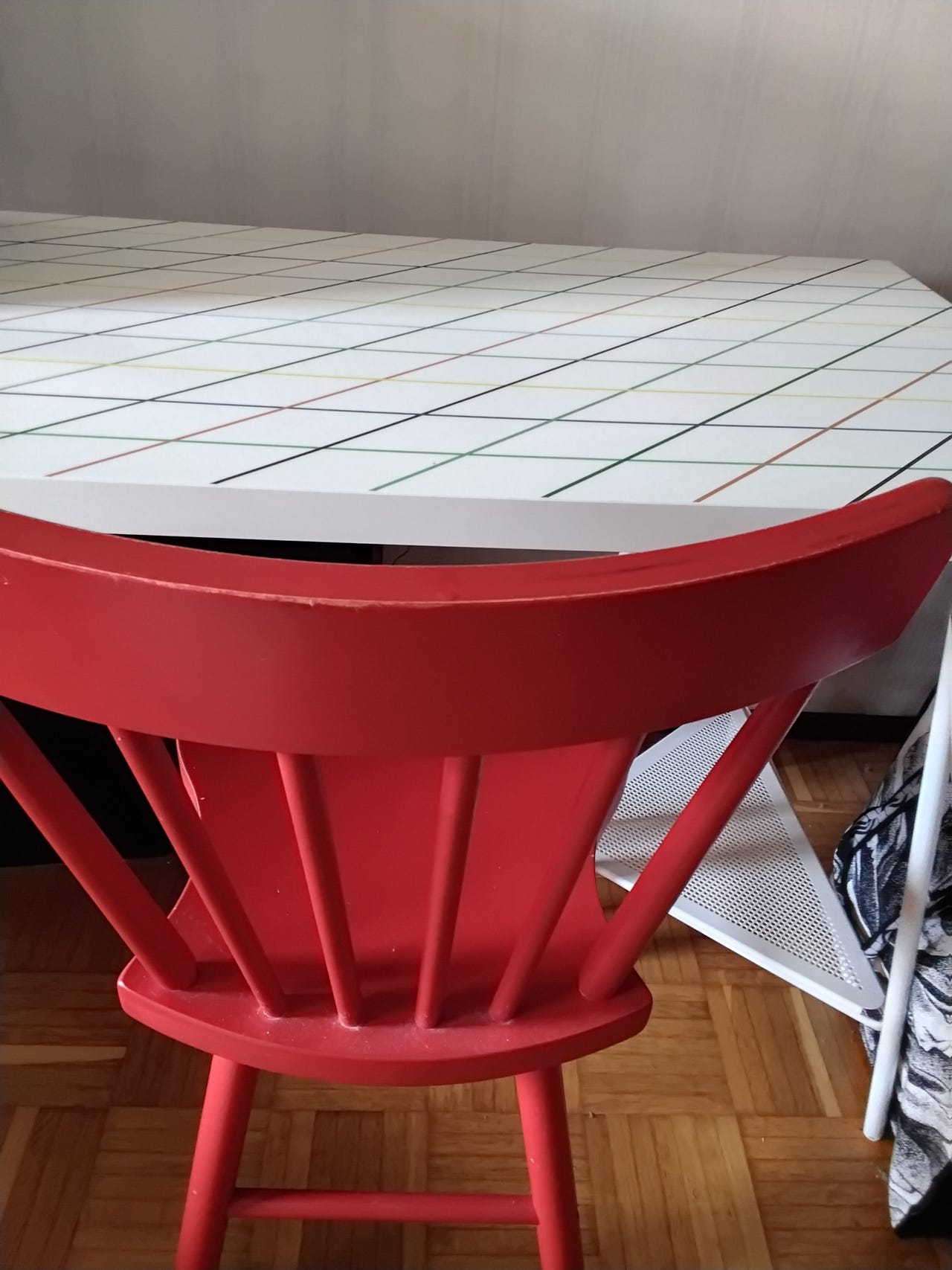 Koululaispöytä, opiskelupöytä punaisella tuolilla