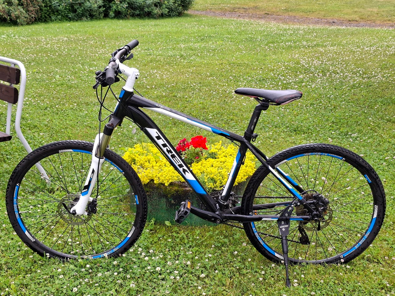 Trek 4700 maastopyörä 26" musta/valkoinen/sininen